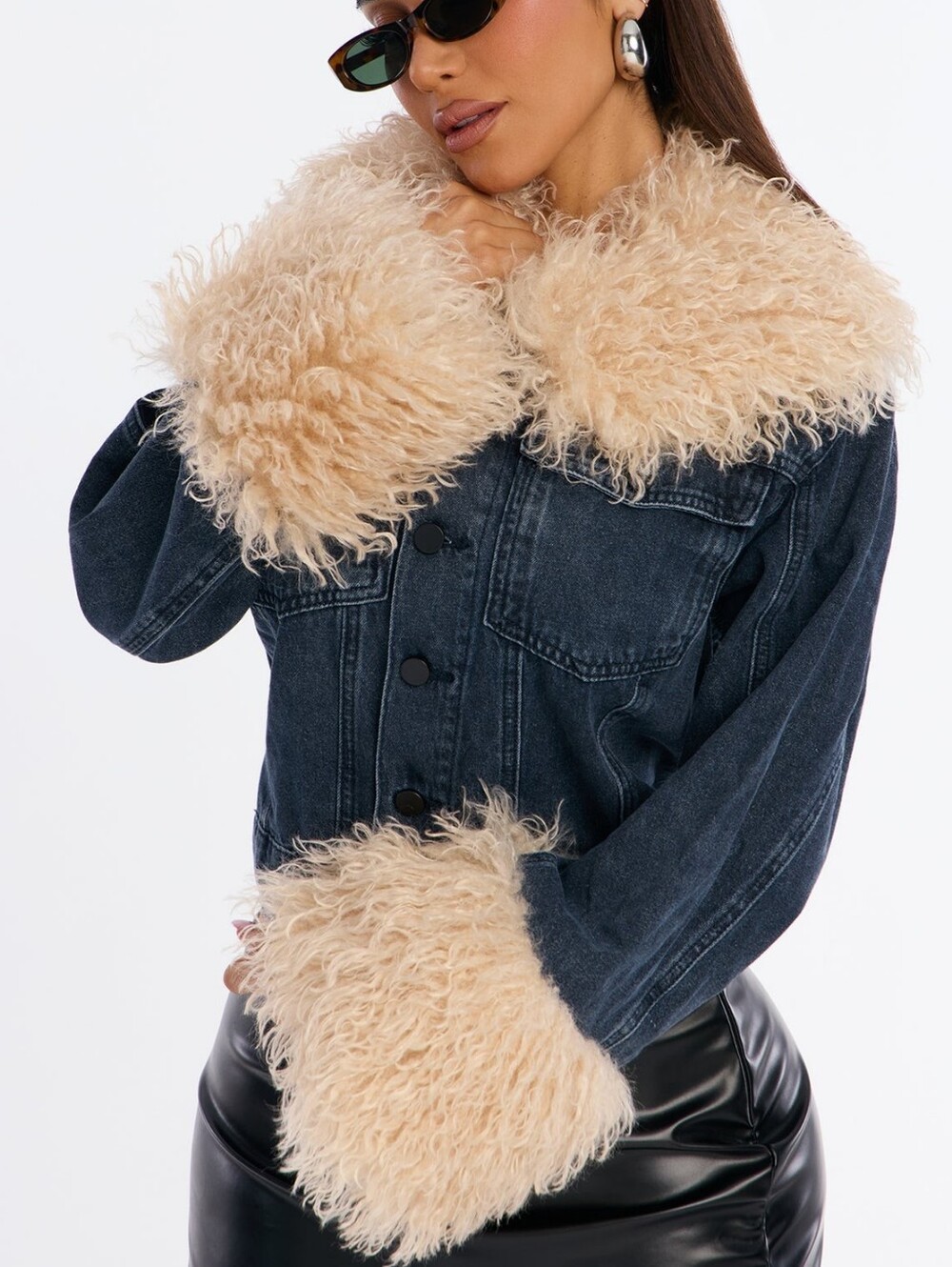 Stylish denim jacket with voluminous faux fur